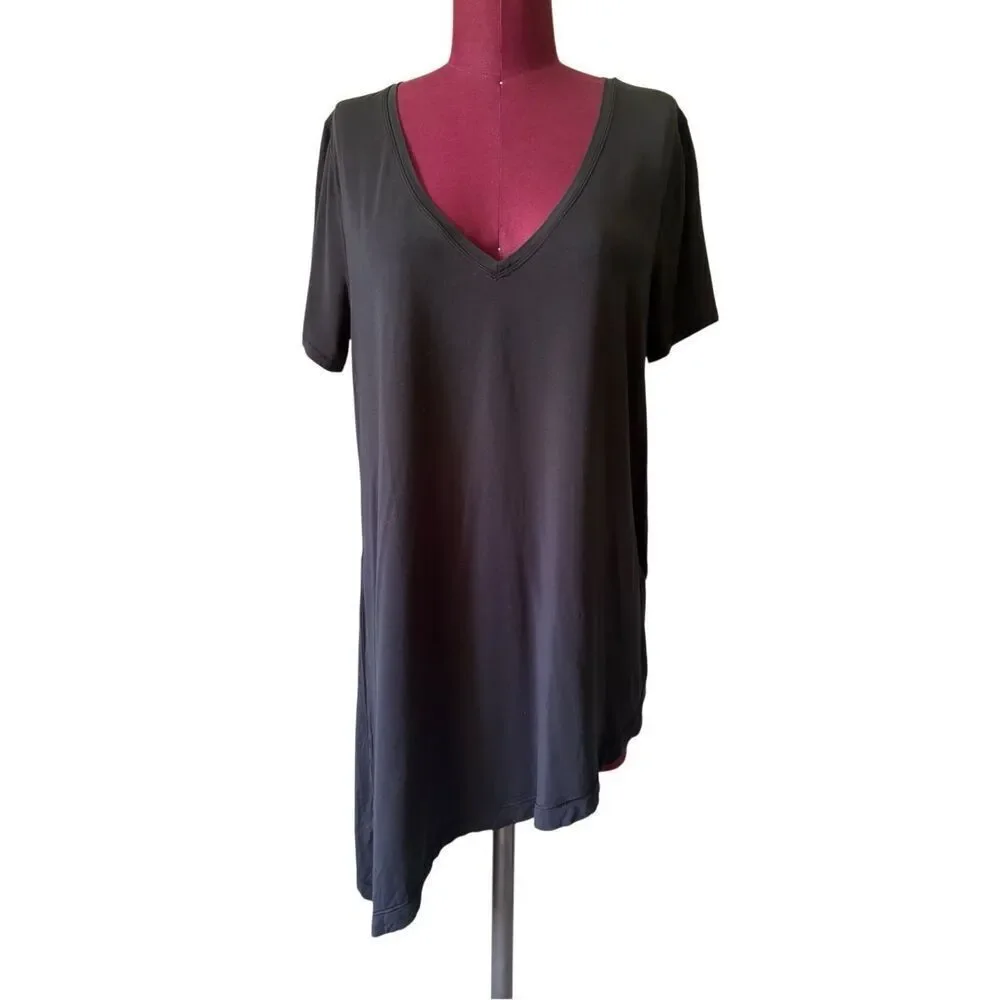 Lululemon To the Point Tee Asymmetric size  8 Black  Athleisure‎ V neck
